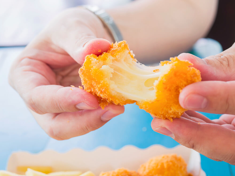 Bolinha de queijo com poucos ingredientes