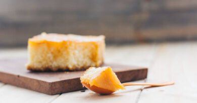 Bolo de fubá com queijo para o café da tarde