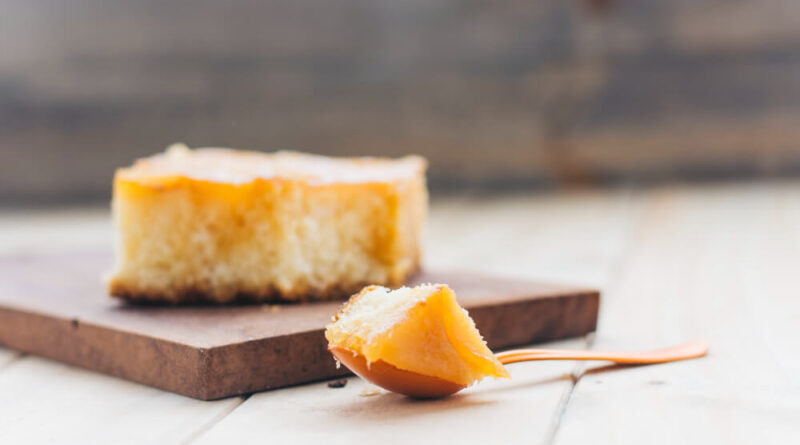 Bolo de fubá com queijo para o café da tarde