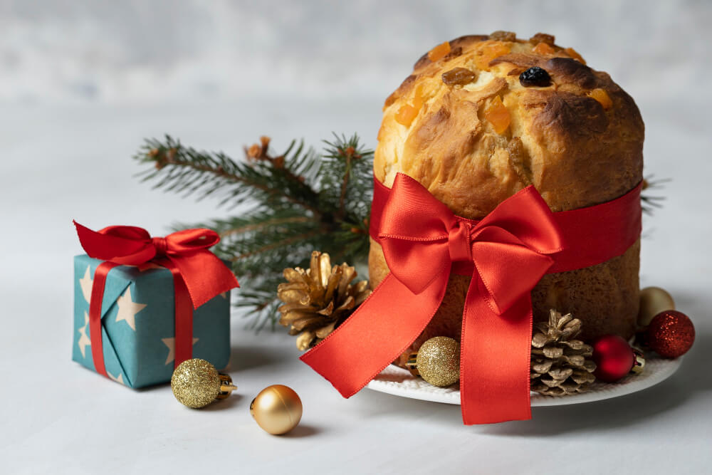 Panetone recheado com enfeite de natal