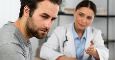 homem em consulta com médico sobre doenças silenciosas