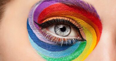 Como mudar a cor dos olhos: métodos, resultados e riscos reais close de um olho azul com maquiagem colorida