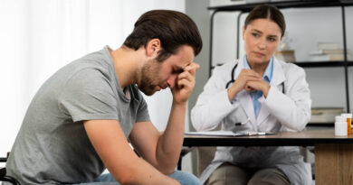 homem cabisbaixo em consultório médico durante consulta sobre os sinais de alerta do corpo