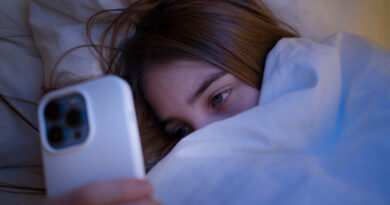 Celular antes de dormir: o hábito noturno que está destruindo seu sono mulher usando celular antes de dormir no quarto escuro prejudicando o sono