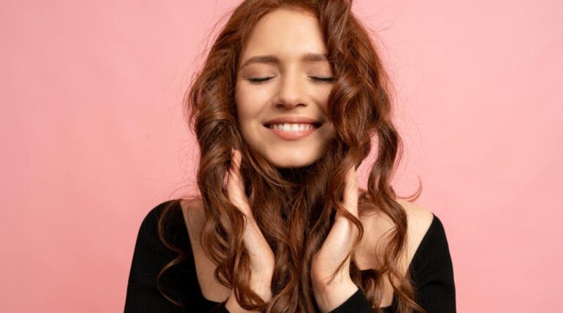 cabelo com brilho natural e saudável após cuidados capilares em casa