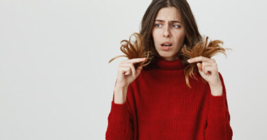 Cabelo seco: o que fazer para recuperar fios ressecados e sem vida mulher com cabelo seco e pontas ressecadas mostrando danos nos fios