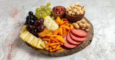Girl dinner: o que é o jantar improvisado que virou febre no TikTok? Tábua de petiscos com frutas, queijos, castanhas, salgadinhos e embutidos, representando a tendência girl dinner.