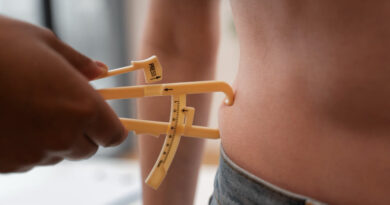 Ozempic, Mounjaro ou shake detox: o que os famosos dizem usar para emagrecer? Pessoa medindo gordura abdominal com adipômetro em contexto de emagrecimento