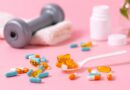 Os suplementos da We Pink realmente funcionam? O que dizem os consumidores Suplementos alimentares em cápsulas e gel ao lado de halter, representando uso de suplementos para treino e saúde