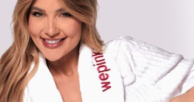 We Pink vale a pena ou é só marketing de influencer? Mulher sorrindo usando roupão branco com logo da WePink