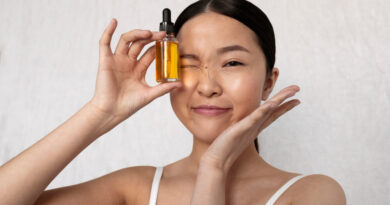 PDRN: o que é, benefícios e por que virou tendência no skincare Mulher segurando frasco de skincare próximo ao rosto em rotina de cuidados com a pele