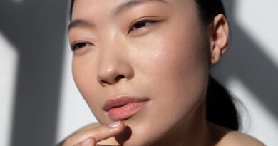 Glass Skin: o segredo da pele luminosa das coreanas é mais simples do que você imagina Mulher com pele luminosa e aparência hidratada, representando o efeito glass skin do skincare coreano