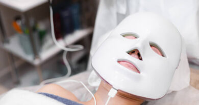 Máscara LED realmente funciona? Veja o que a ciência diz Pessoa usando máscara LED facial durante tratamento de skincare em clínica estética