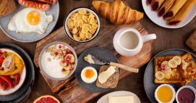 Café da manhã rico em proteína: 5 receitas para manter a saciedade Mesa de café da manhã variado com ovo, iogurte com granola e pão, opções para um café da manhã rico em proteín