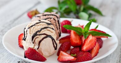 Sorvete de fruta congelada com 2 ingredientes: testamos a receita viral Sorvete com calda de chocolate ao lado de morangos frescos cortados e folhas de hortelã