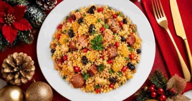 Farofa de Natal: 3 receitas fáceis e saborosas para sua ceia Farofa de Natal com bacon, linguiça, frutas secas e ervas, servida em prato branco sobre mesa decorada com elementos natalinos.