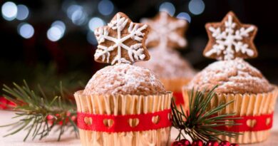 Sobremesa de Natal: 5 receitas fáceis e rápidas para a ceia Cupcakes natalinos decorados com biscoitos em formato de estrela, açúcar de confeiteiro e enfeites de Natal.
